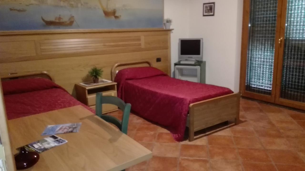 Hotel Sottovento Sant'Egidio del Monte Albino Exteriör bild